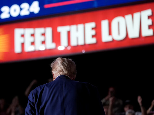 Donald-Trump-back-Feel-the-Love-sign-ap-640x480