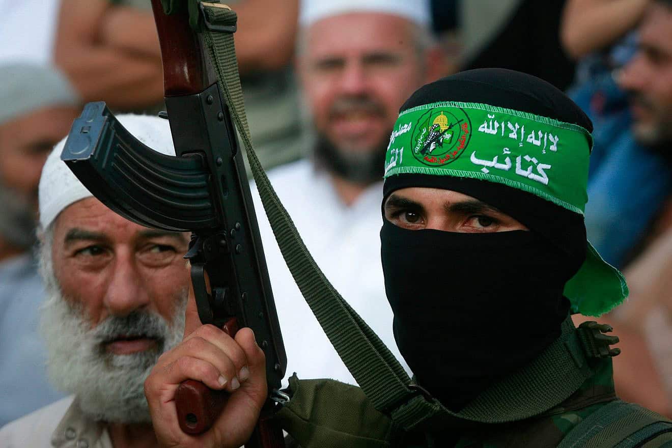 Hamas-With-Gun-in-Khan-Yunis-Gaza-Strip-1320x880