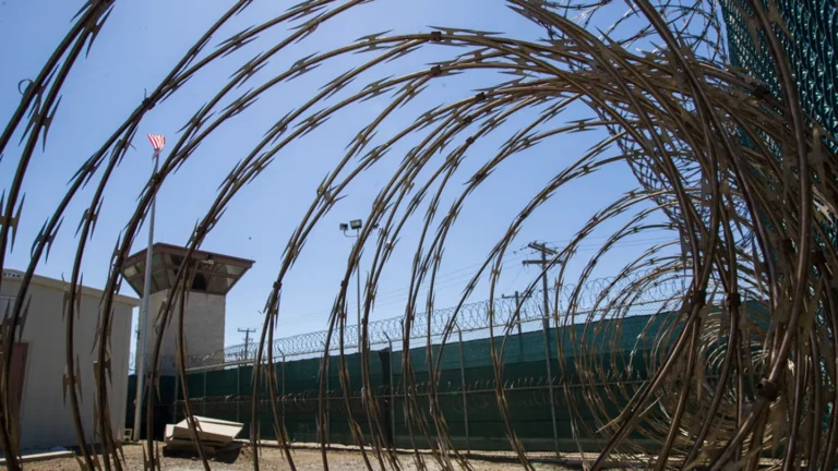 guantanamo-bay_razor-wire