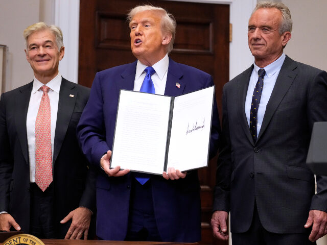 Donald-Trump-with-Mehmet-Oz-and-Robert-Kennedy-Jr-640x480