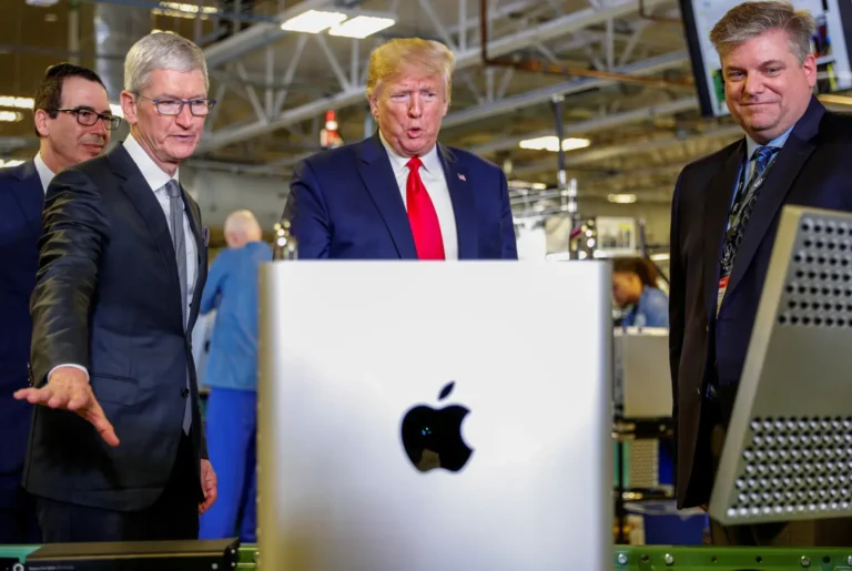 apple-ceo-tim-cook-escorts-21621118_84aeaf